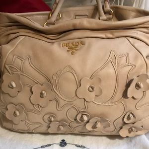 ❤️❤️❤️ Prada Tan Leather flower Appliqué Tote